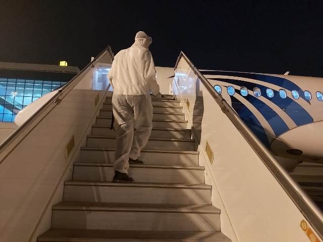 الطيار محمد منار: إتخاذ كافة التدابير الصحية والوقائية للحفاظ علي صحة الركاب والعاملين بالمطارات 