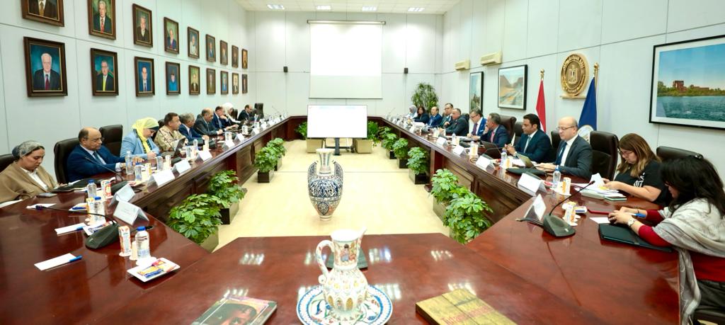 وزير السياحة والآثار يترأس اجتماع مجلس إدارة هيئة المتحف المصري 
