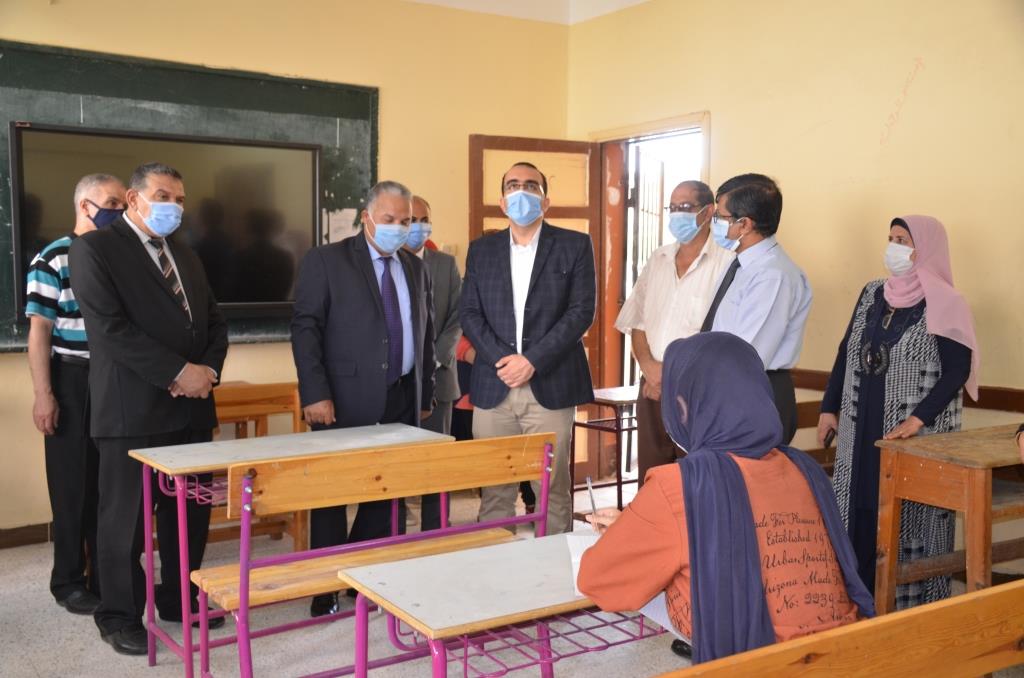 تطهير وتعقيم يومى للجان الثانوية العامة بالاسماعيلية .صور