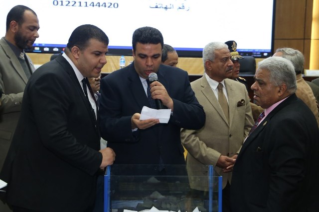 صقر يشهد القرعة العلنية لتوزيع 100 لوحة أجرة تاكسي لابناء السويس