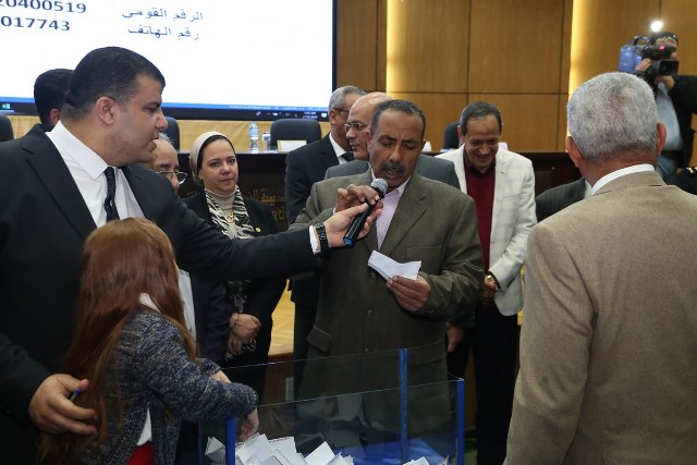 صقر يشهد القرعة العلنية لتوزيع 100 لوحة أجرة تاكسي لابناء السويس
