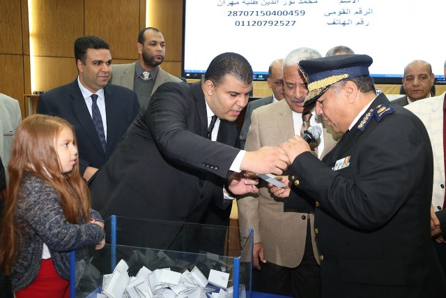 صقر يشهد القرعة العلنية لتوزيع 100 لوحة أجرة تاكسي لابناء السويس