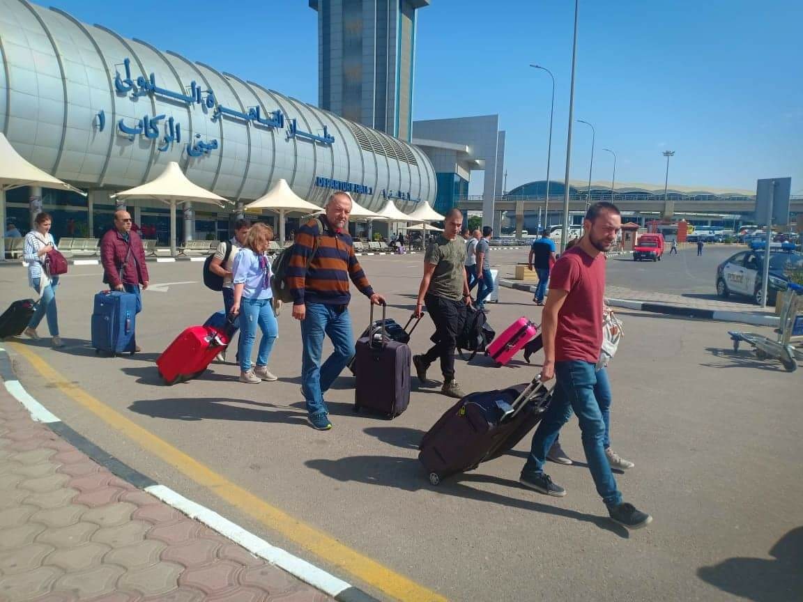  مطار القاهرة يستقبل 200 سائحا بلغاريآ لزيارة المعالم الأثرية ..صور