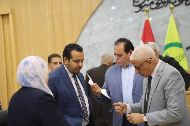محافظ شمال سيناء يعقد اجتماعا أسبوعيا مع أعضاءالمجموعة البرلمانية
