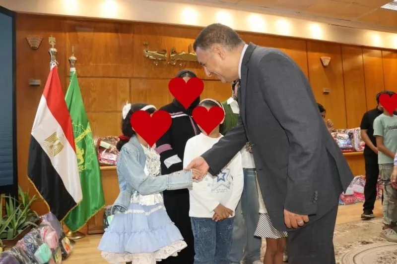محافظ القليوبية يسلم 400 شنطة مدرسية لـ100 أسرة من الأولى بالرعاي