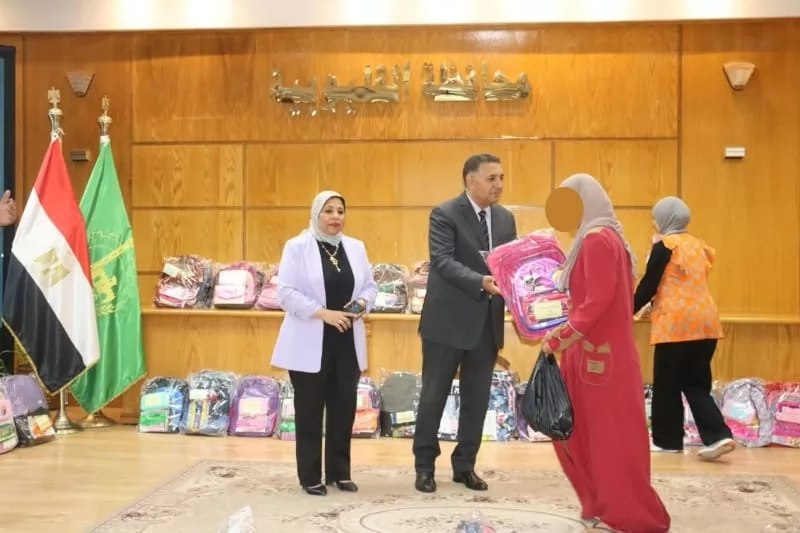 محافظ القليوبية يسلم 400 شنطة مدرسية لـ100 أسرة من الأولى بالرعاي