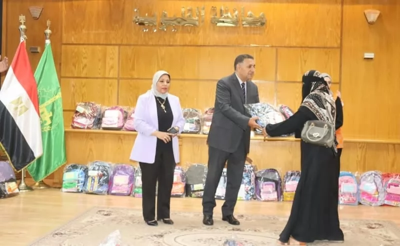 محافظ القليوبية يسلم 400 شنطة مدرسية لـ100 أسرة من الأولى بالرعاي