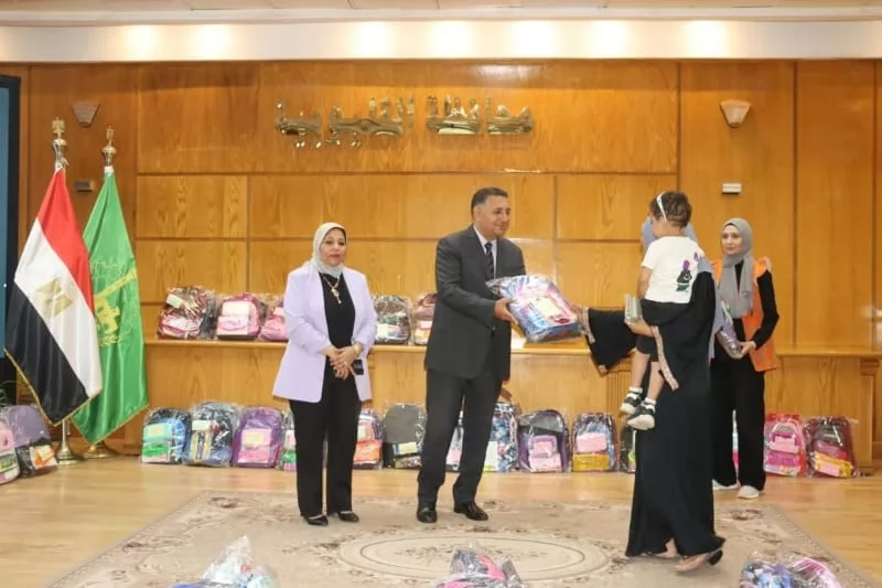 محافظ القليوبية يسلم 400 شنطة مدرسية لـ100 أسرة من الأولى بالرعاي