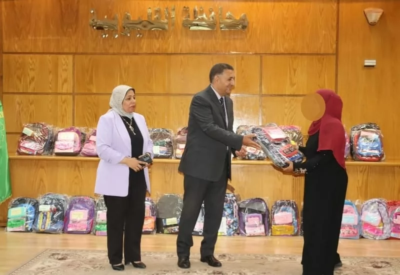 محافظ القليوبية يسلم 400 شنطة مدرسية لـ100 أسرة من الأولى بالرعاي