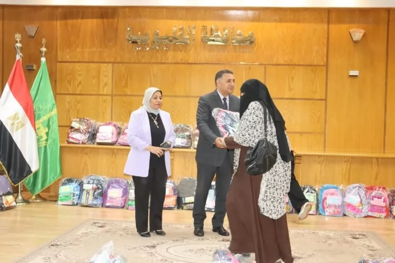 محافظ القليوبية يسلم 400 شنطة مدرسية لـ100 أسرة من الأولى بالرعاي