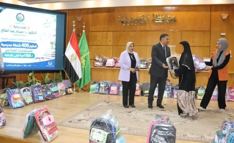 محافظ القليوبية يسلم 400 شنطة مدرسية لـ100 أسرة من الأولى بالرعاي