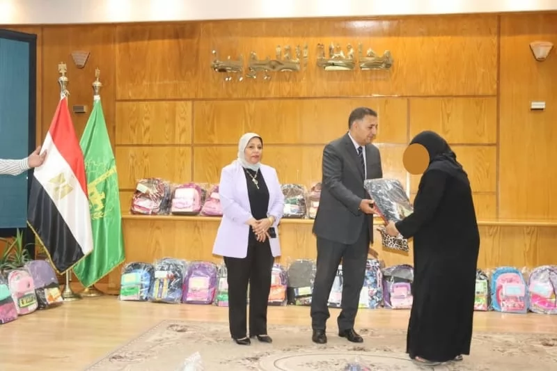 محافظ القليوبية يسلم 400 شنطة مدرسية لـ100 أسرة من الأولى بالرعاي