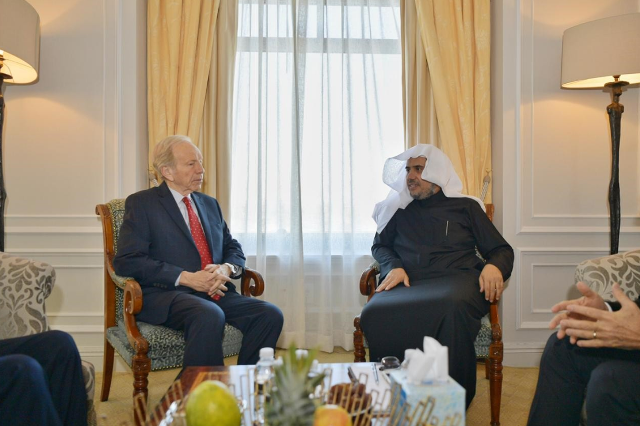 امين عام رابطة العالم الاسلامى يلتقي عدداً من النواب الأمريكيين