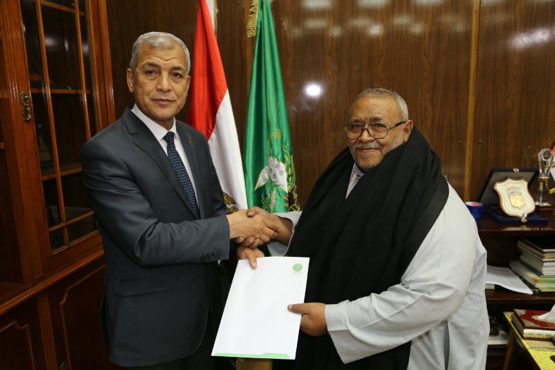 محافظ المنوفية يسلم الدفعة الأولى من عقود تقنين أراضى أملاك  الدولة 