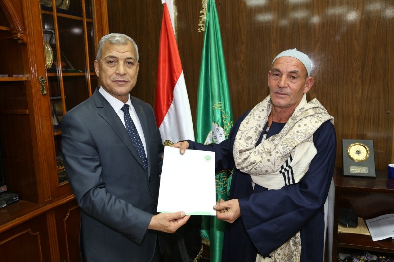 محافظ المنوفية يسلم الدفعة الأولى من عقود تقنين أراضى أملاك  الدولة 