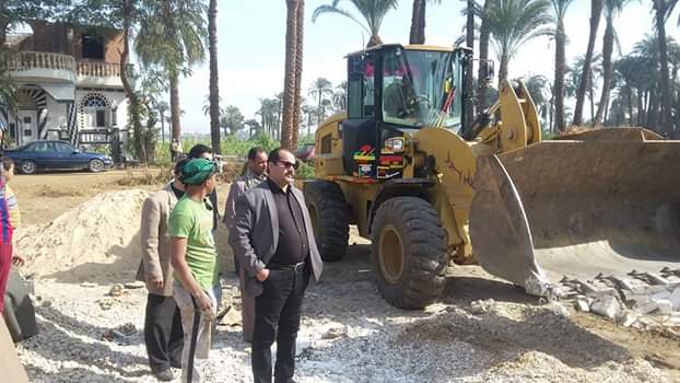 إزالة منزل مخالف لبنائه علي أرض زراعية بأسيوط...صور