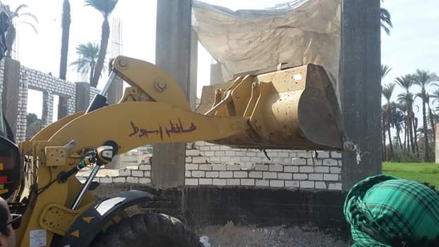 إزالة منزل مخالف لبنائه علي أرض زراعية بأسيوط...صور