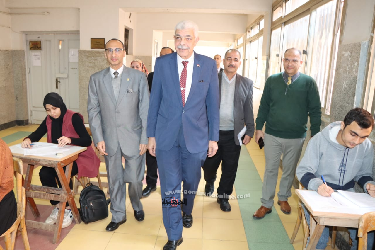 رئيس جامعة المنوفية يتفقد سير امتحانات الفصل الدراسي الأول بكلية الهندسة الإلكترونية