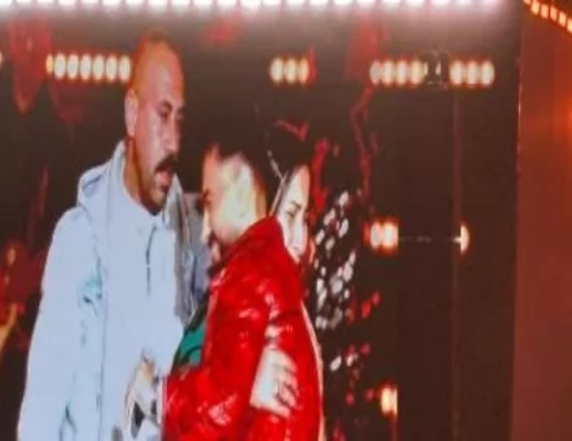 تامر حسنى والمعجبة على المسرح