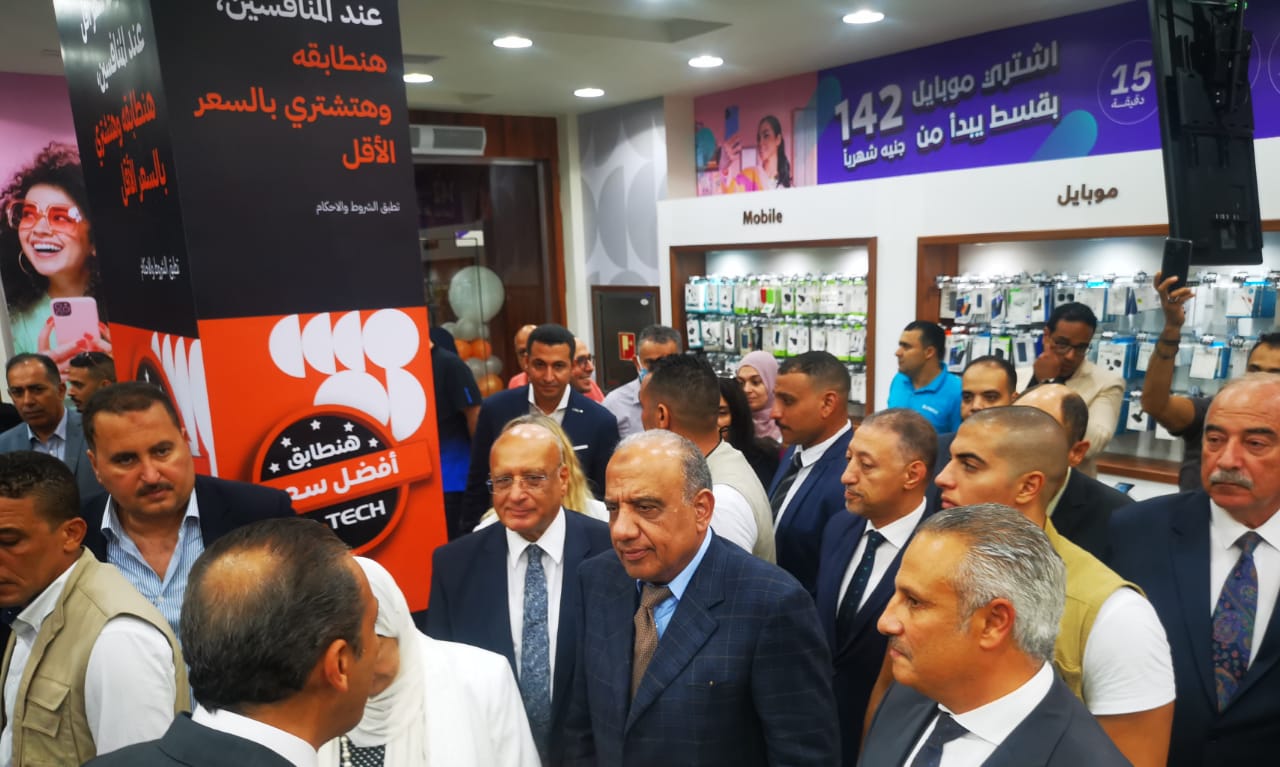 وزير قطاع الأعمال يفتتح فرع 