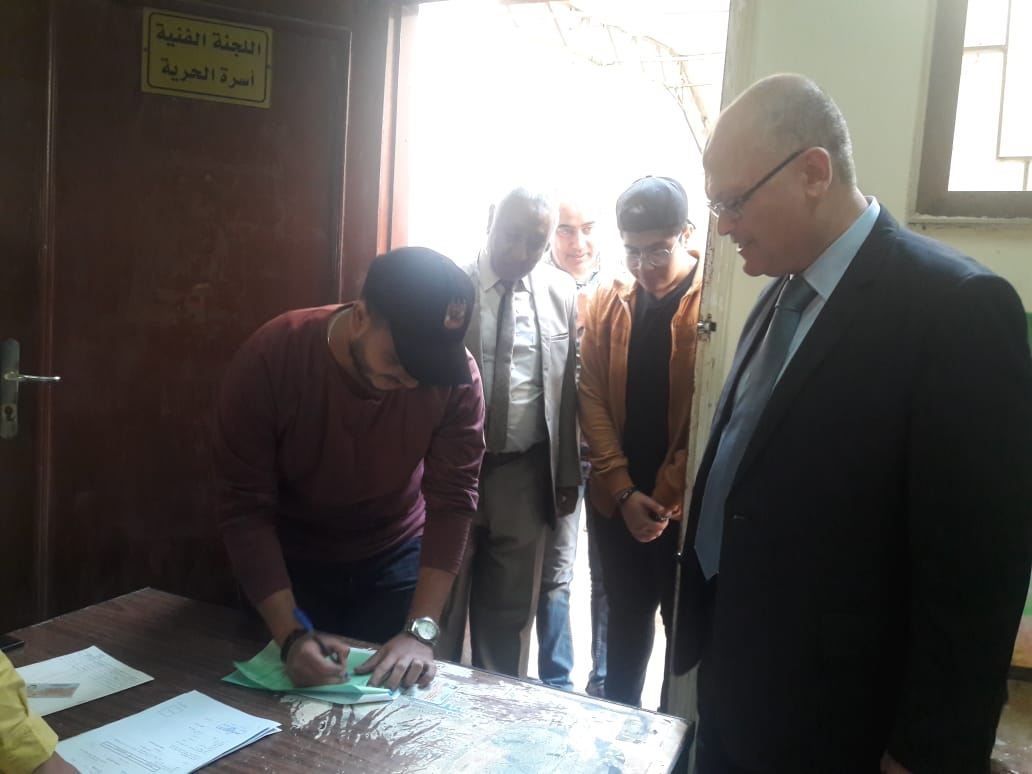 عميد تجارة عين شمس يتفقد اليوم الأول لانتخابات الاتحادات الطلابية