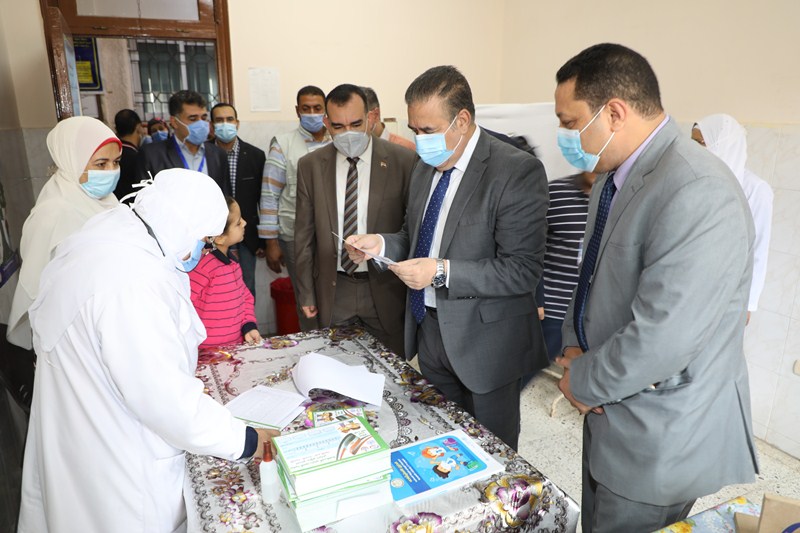 محافظ المنوفية يكافئ مديرة مدرسة بشبين الكوم خلال تشين المبادرة الرئاسية للكشف عن الأنيميا والسمنة والتقزم 