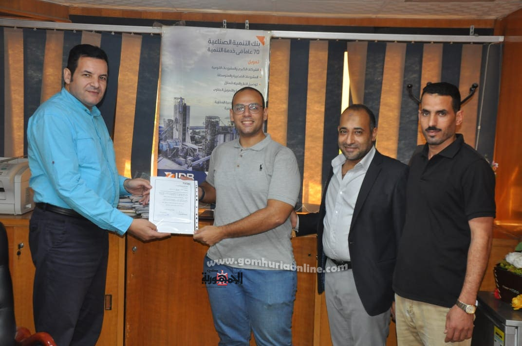 محمد حيدر - مدير فرع الاسكندرية و احمد عبد الرازق رئيس قسم الاسكان ببنك التنمية الصناعية اثناء تسليم عقود الاسكان