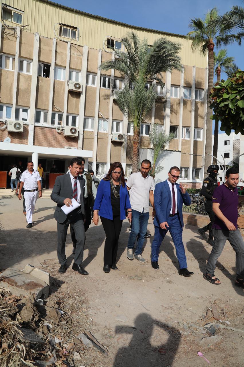 محافظ دمياط تتفقد المقر المؤقت للديوان العام وتوجه التحية للعاملين..صور