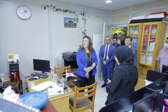 محافظ دمياط تتفقد المقر المؤقت للديوان العام وتوجه التحية للعاملين..صور