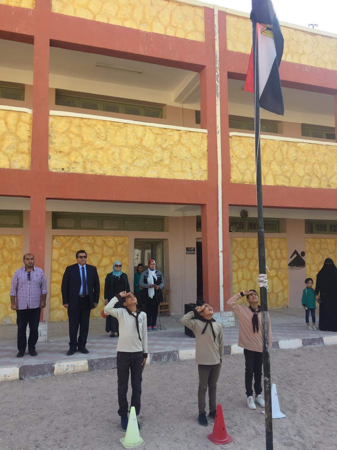عقل يشهد طابور الصباح وتحية العلم بمدرسة علي مبارك الابتدائية
