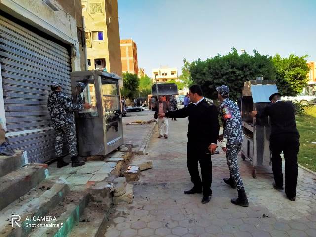 جهاز بدر يشن حملة إشغالات ويحرر60 محضر بالتعاون مع الشرطة .. بالصور