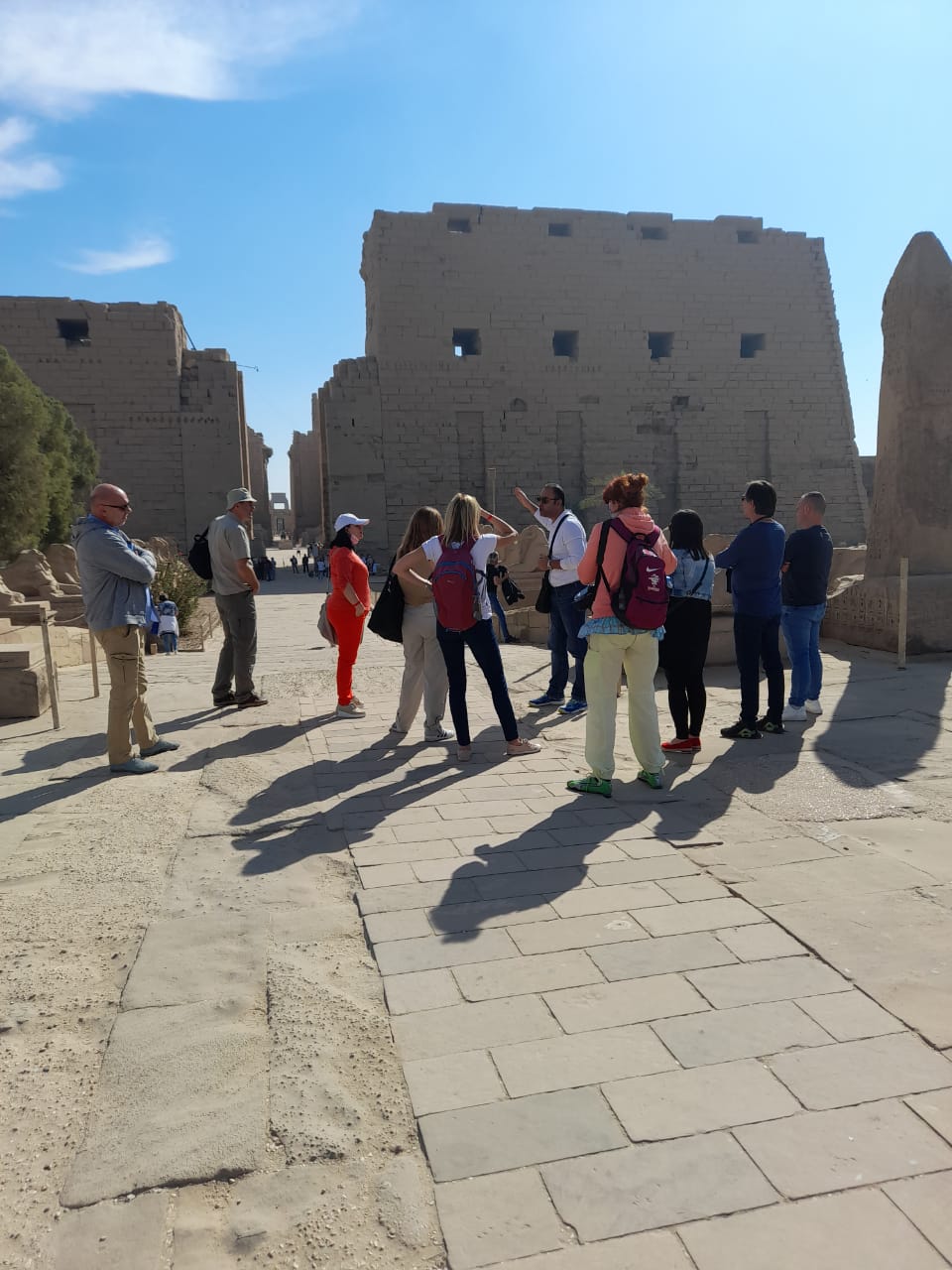 وفد إعلامي صربي يطمئن على ضوابط السلامة الصحية بالأماكن السياحية 