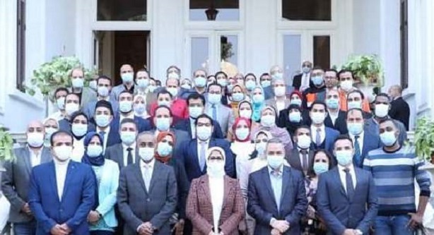 وزيرة الصحة مع العاملين بقطاع الطب العلاجي