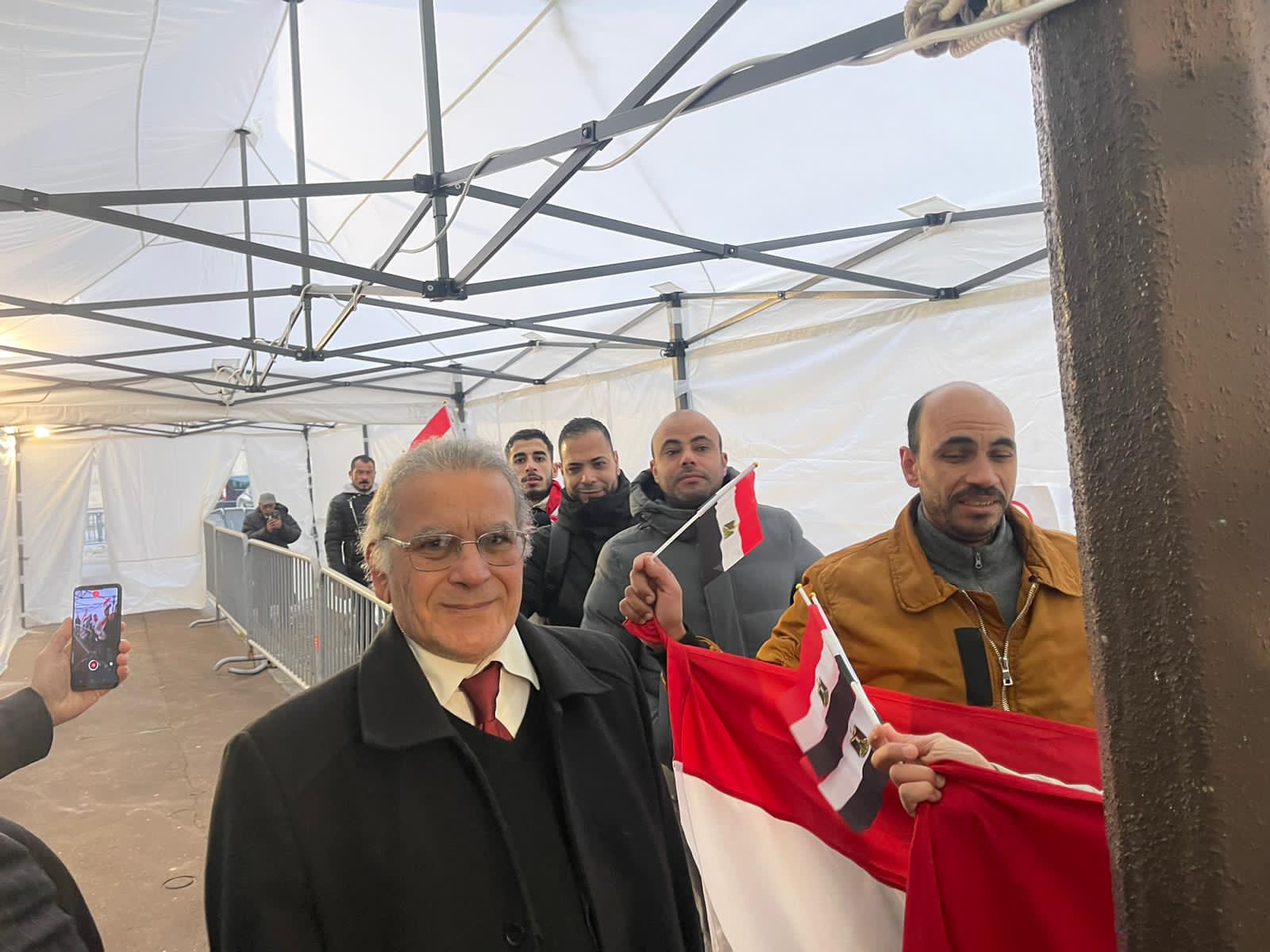 غرفةعمليات وزارة الهجرة ترصد توافدا حاشدا وإقبالا كثيفًا من الناخبين بأعداد كبيرة في عدة دول بالساعات الأولى