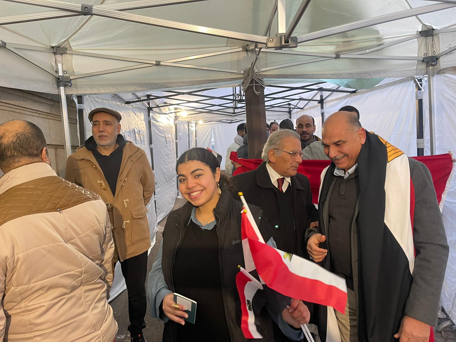 غرفةعمليات وزارة الهجرة ترصد توافدا حاشدا وإقبالا كثيفًا من الناخبين بأعداد كبيرة في عدة دول بالساعات الأولى