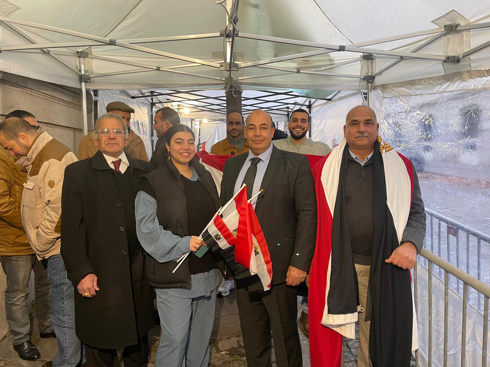 غرفةعمليات وزارة الهجرة ترصد توافدا حاشدا وإقبالا كثيفًا من الناخبين بأعداد كبيرة في عدة دول بالساعات الأولى