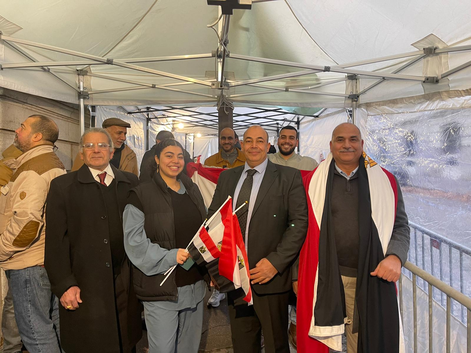 غرفةعمليات وزارة الهجرة ترصد توافدا حاشدا وإقبالا كثيفًا من الناخبين بأعداد كبيرة في عدة دول بالساعات الأولى