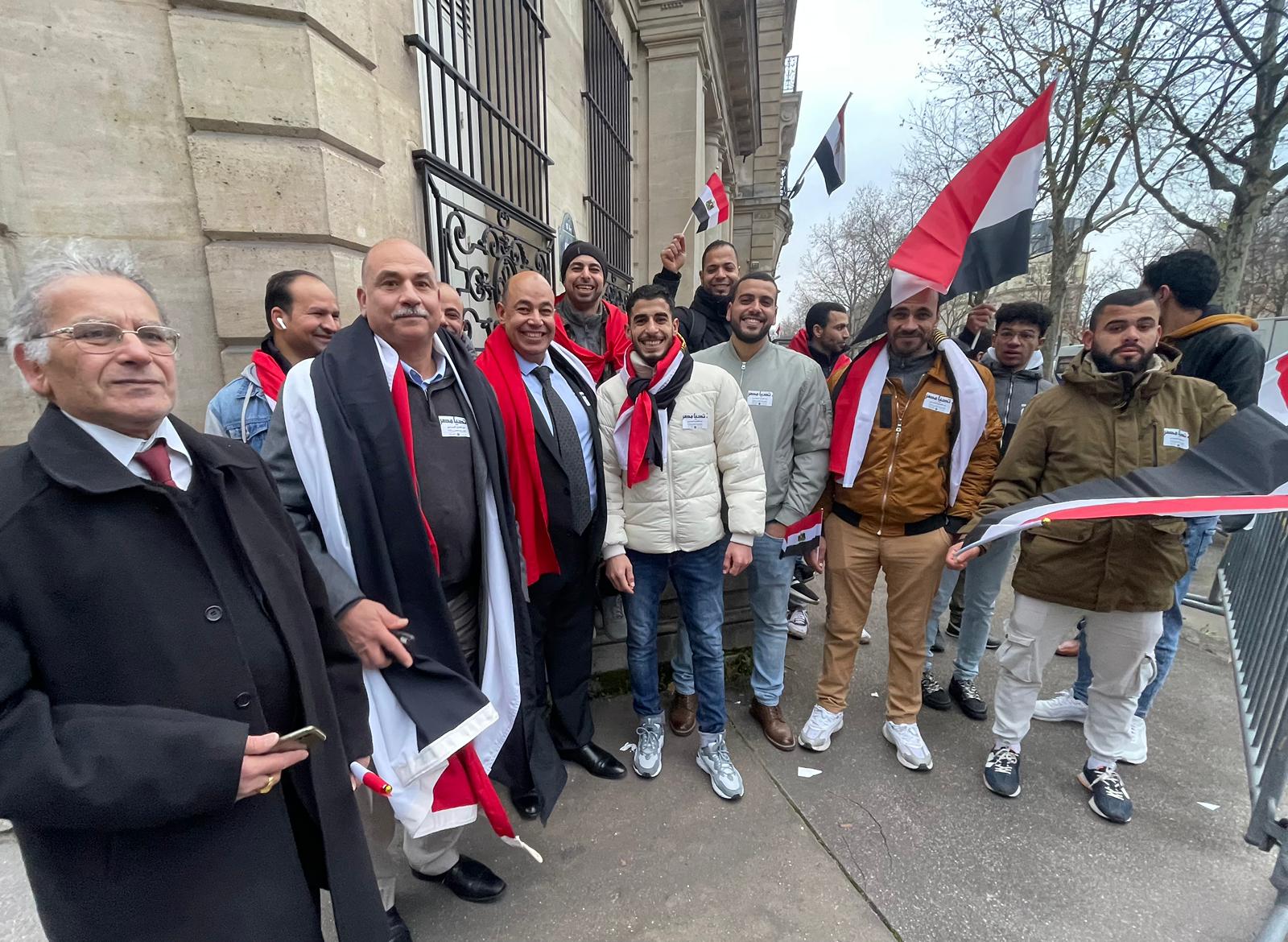 غرفةعمليات وزارة الهجرة ترصد توافدا حاشدا وإقبالا كثيفًا من الناخبين بأعداد كبيرة في عدة دول بالساعات الأولى