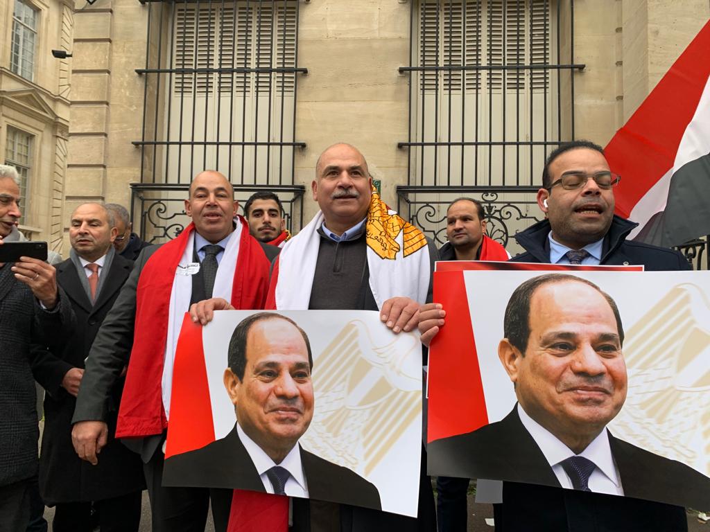 صور السيسى تتصدر المشهد فى طوابير المصريين بباريس المشاركين فى ان
