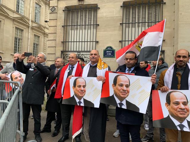 صور السيسى تتصدر المشهد فى طوابير المصريين بباريس المشاركين فى ان