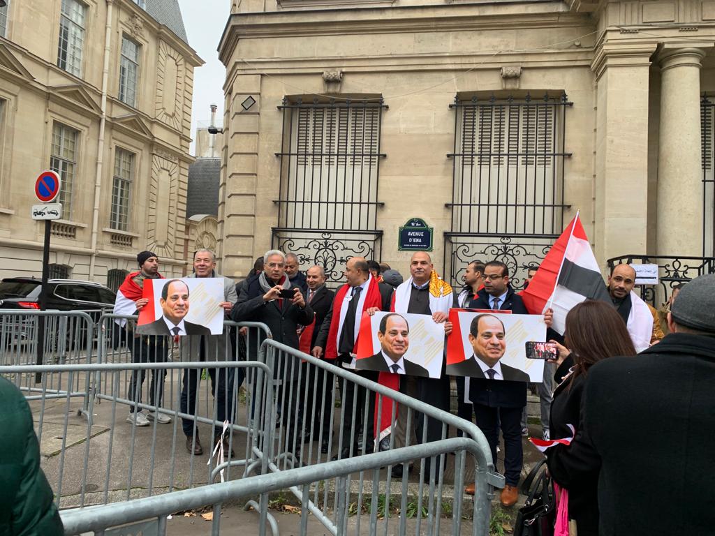 صور السيسى تتصدر المشهد فى طوابير المصريين بباريس المشاركين فى ان