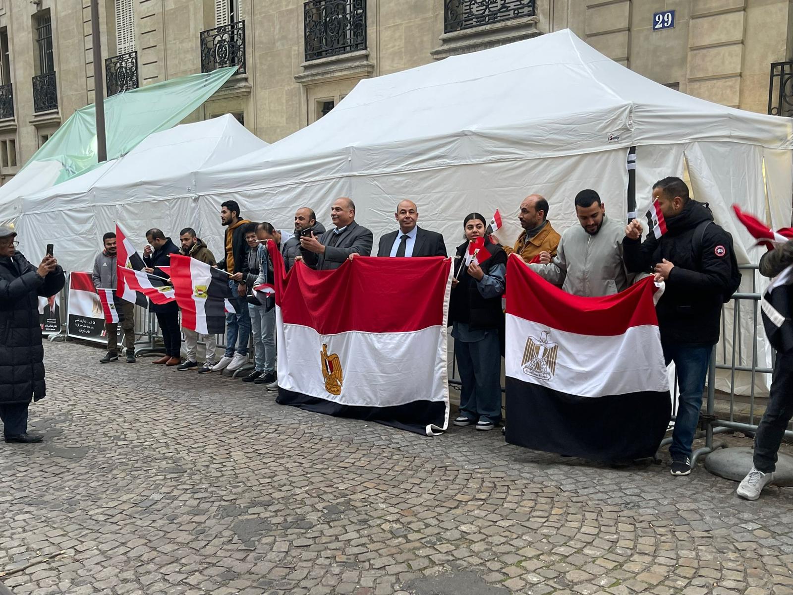 أبناء الجالية بفرنسا يصطفون بعلم مصر فى الطريق للسفارة للمشاركة بانتخابات الرئاسة .. صور 