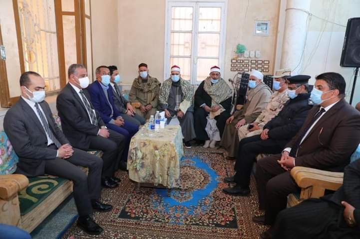 محافظ سوهاج يؤدي واجب العزاء لأسرة الشهيد 