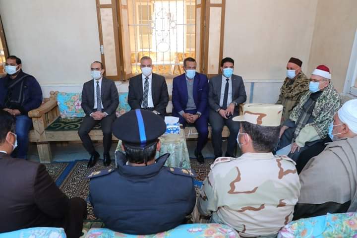 محافظ سوهاج يؤدي واجب العزاء لأسرة الشهيد 