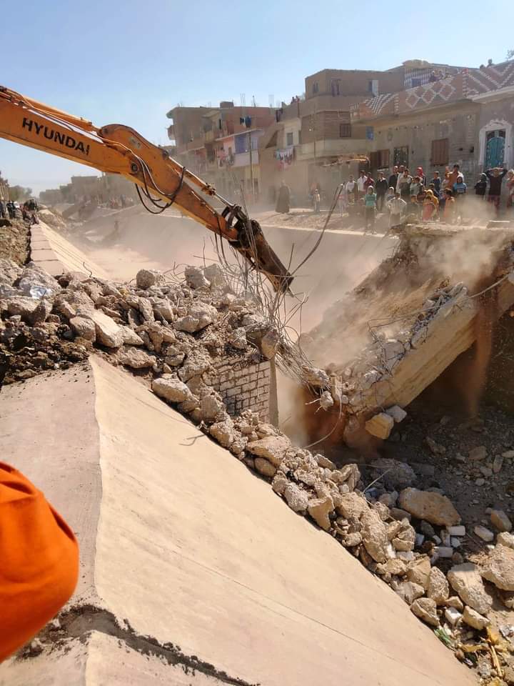 إزالة 18 كوبري مخالف على ترعة قاو بنطاق هندسة ري طهطا بسوهاج