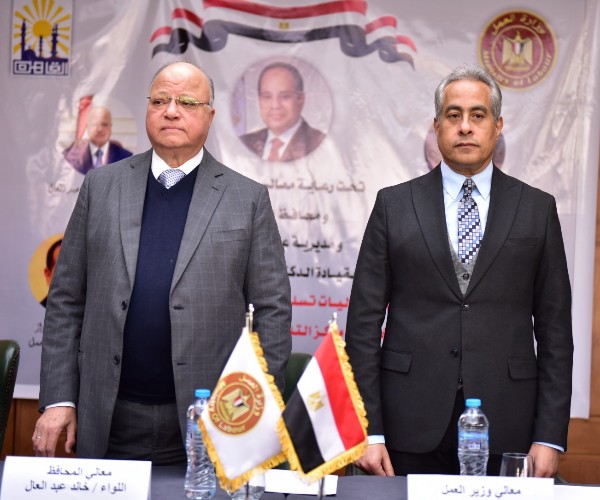 شحاتة وعبدالعال يفتتحان معرضًا لمنتجات مركز تدريب مهني ويسلمان عقود عمل لذوى الهمم 