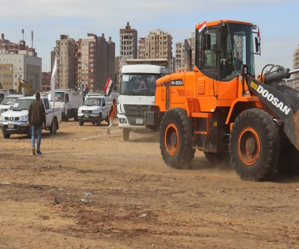 محافظ القليوبية يشهد اصطفاف معدات الوحدات المحلية للمراكز والمدن 