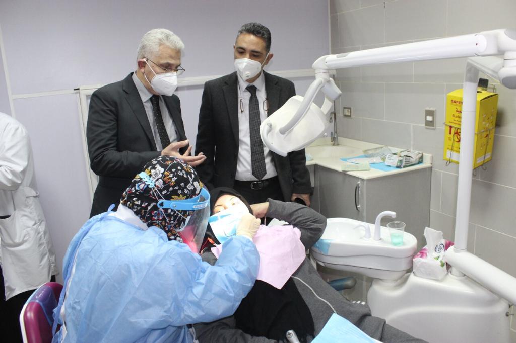 نائب رئيس جامعة طنطا يتفقد لجان الامتحانات بـ «طب الأسنان والصيدلة»
