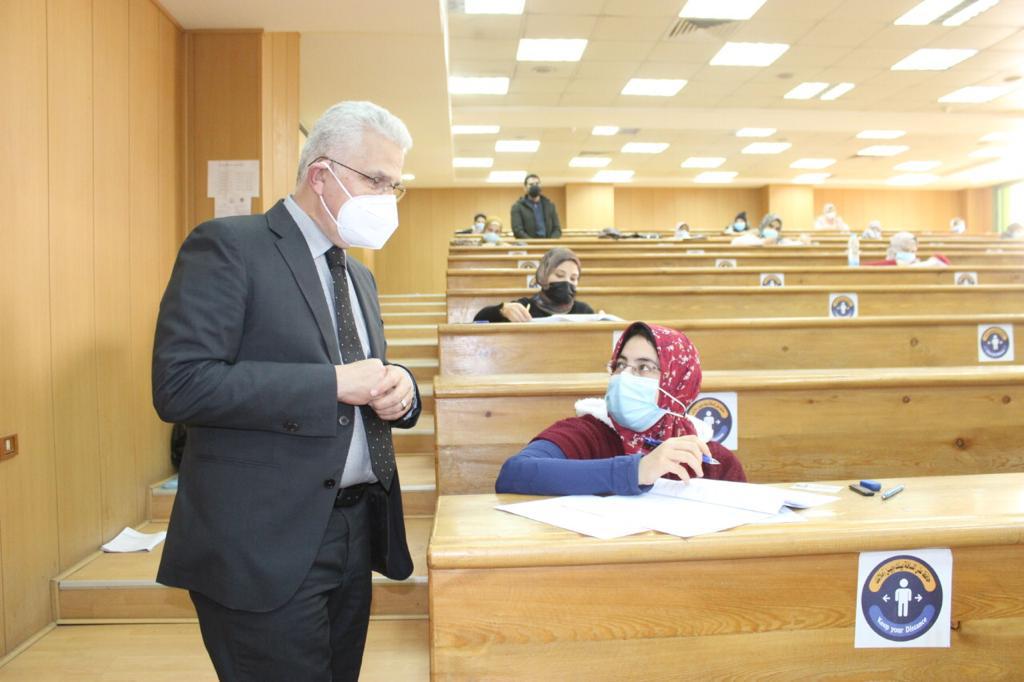 نائب رئيس جامعة طنطا يتفقد لجان الامتحانات بـ «طب الأسنان والصيدلة»