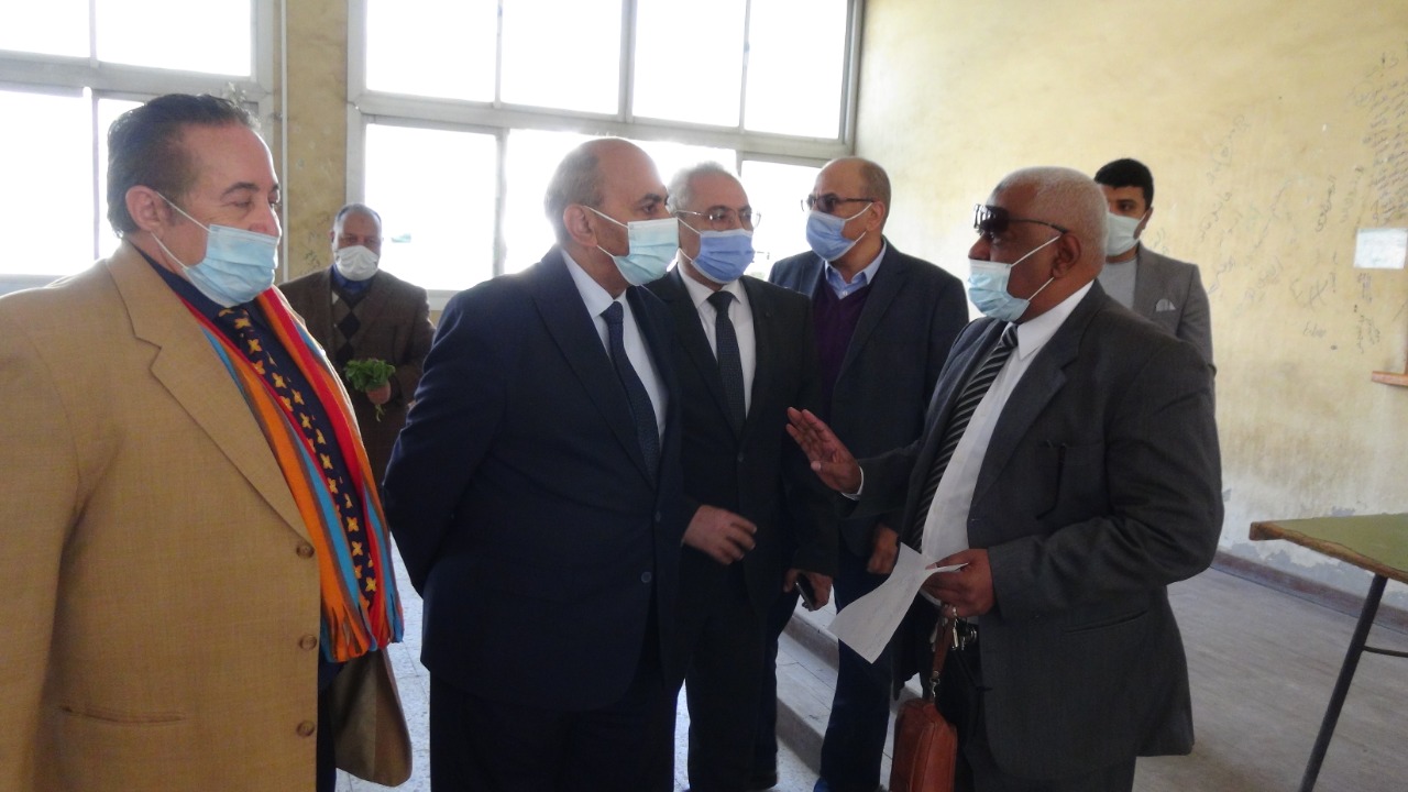 رئيس جامعة المنيا يتفقد اللجان